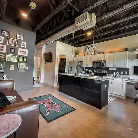 Unique Nashville Executive Condo & Workspace